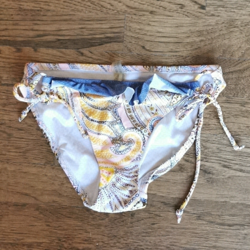 𝅺Victoria's Secret Bikini Bottom Denim Ruffle Small